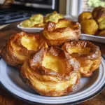Yorkshire-Pudding-Rezept Zutaten: - 140 g Mehl - 4 Eier - 200 ml Milch - 1 Prise Salz - 100 ml Öl Anleitung: 1. Ofen auf 220 °C vorheizen. 2. Mehl, Eier, Milch und Salz in einer Schüssel verrühren. 3. Öl in Muffinformen verteilen und im Ofen 10 Minuten erhitzen. 4. Teig gleichmäßig auf die Formen verteilen. 5. Ca. 20-25 Minuten backen, bis die Puddings goldbraun sind. 6. Servieren und genießen.