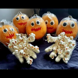 Grusel Hände aus Popcorn – für Halloween